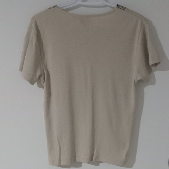 Erika short sleeves V-neck is designed with black decorative tread size M - Picture 5 of 5